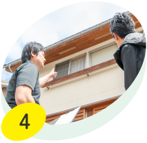 お客様と住宅を見ている様子