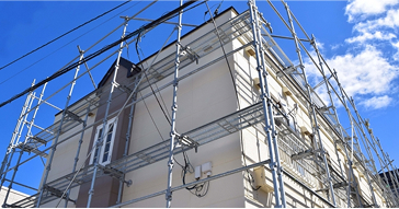 足場が設置された建物