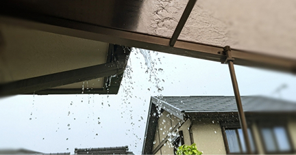 雨の雫が屋根から落ちている様子