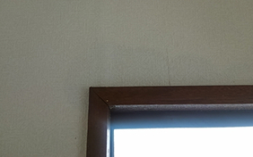 窓枠付近の雨染み