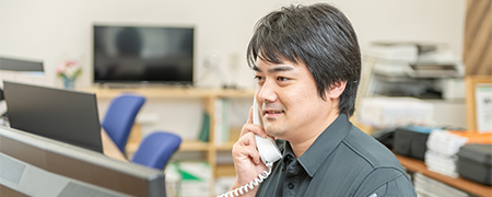 スタッフが電話をしている姿