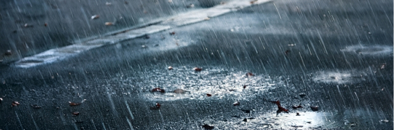 雨が打ちつける地面