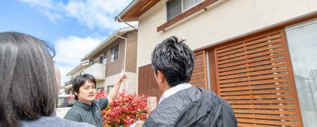 お客様にご説明している様子