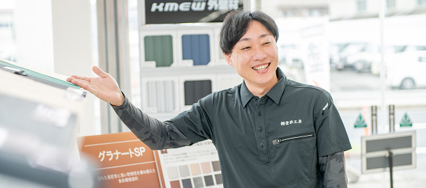 ショールームでお客様をごあんなしているスタッフ