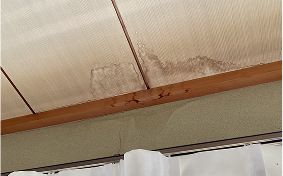 天井にできた雨染み