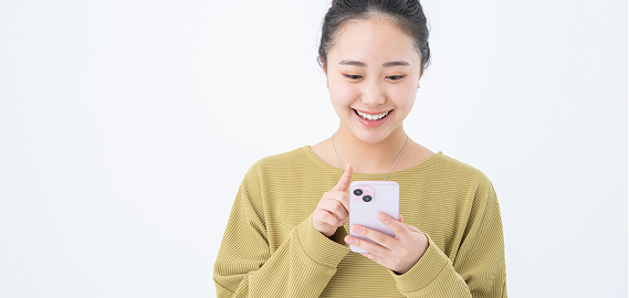 スマホを操作している女性