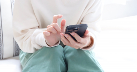 スマホを操作している女性の手元
