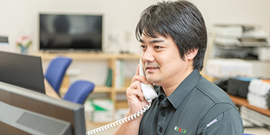 スタッフが電話をしている姿