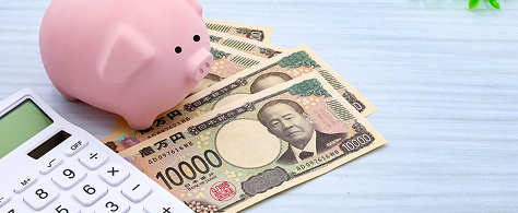 電卓とお金と豚の貯金箱