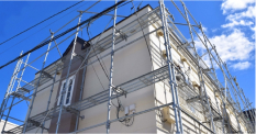 足場が組まれた建物