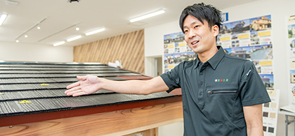 模型をご案内しているスタッフ