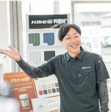 お客様をご案内している男性スタッフ
