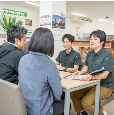 応接セットで打ち合わせしているお客様とスタッフ