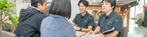 スタッフとお客様で打ち合わせしている様子