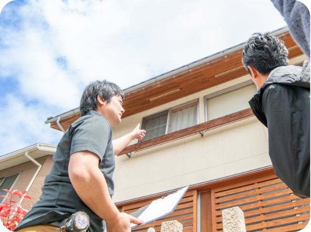 現地調査しているスタッフ
