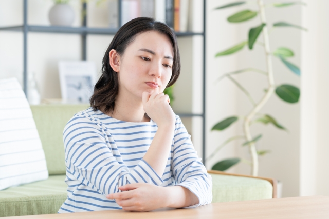 心配している女性